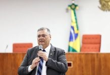 Foto tirada de Flávio Dino, ministro do STF, durante discurso.