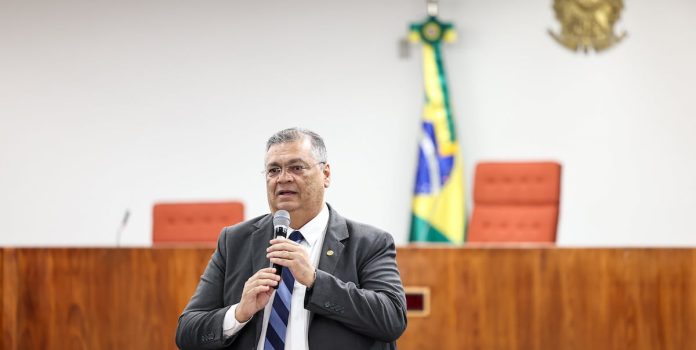Foto tirada de Flávio Dino, ministro do STF, durante discurso.