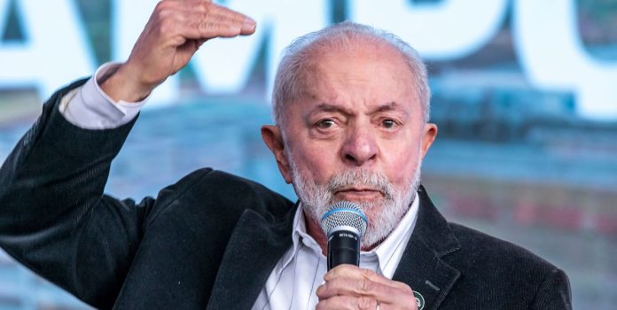 Governo-Lula-Prepara-Medida-Provisoria-Que-Pode-Proibir-Cassinos-Online-e-Restringir-Apostas-Esportivas-no-Brasil Lula gesticula com a mão direita enquanto segura um microfone com a mão esquerda durante comício eleitoral.