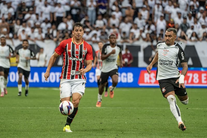 Jogadores de Corinthians e São Paulo disputam uma bola.