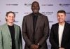 Veja os principais destaques do 1º dia do SBC Summit 2026 Michael Jordan posa com executivos da Sportradar e DraftKings antes de subir ao palco do SBC Summit 2026.