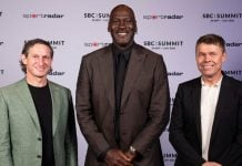 SBC Summit 2026: Michael Jordan, Carsten Koerl e Jason Robins comentam evolução do esporte Michael Jordan posa com executivos da Sportradar e DraftKings antes de subir ao palco do SBC Summit 2026.