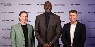 Michael Jordan posa com executivos da Sportradar e DraftKings antes de subir ao palco do SBC Summit 2026.