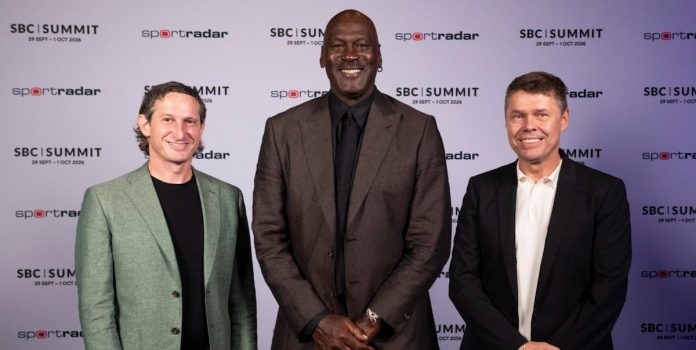Michael Jordan posa com executivos da Sportradar e DraftKings antes de subir ao palco do SBC Summit 2026.