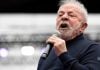 Presidente Lula é fotografado durante comício eleitoral.