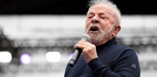 Presidente Lula é fotografado durante comício eleitoral.