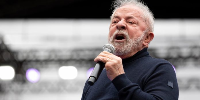 Presidente Lula é fotografado durante comício eleitoral.