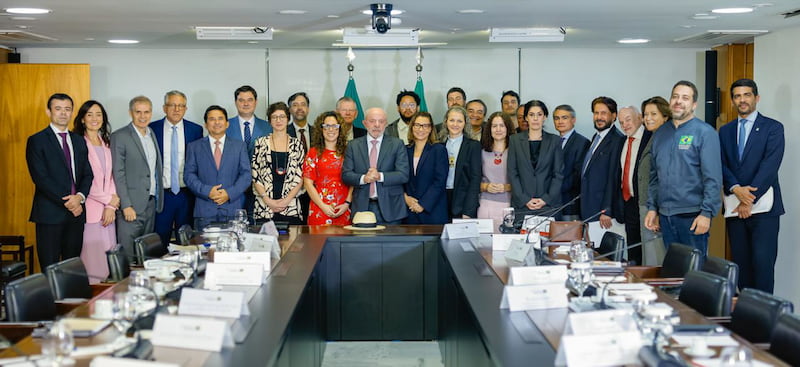 Reunião de Lula com representantes da sociedade civil para discutir apostas.