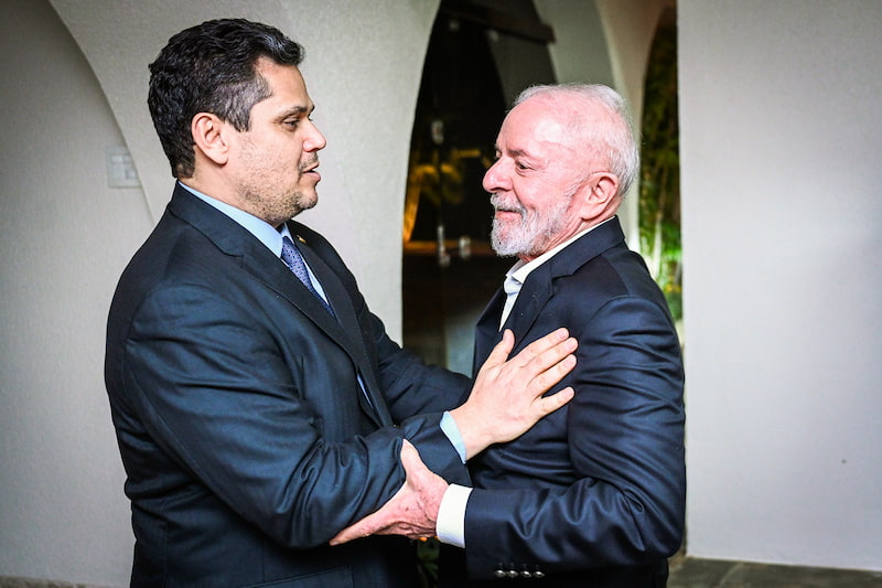 Lula e Davi Alcolumbre se cumprimentam no Senado Federal.