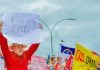 O presidente Lula discursa em Recife e levanta um cartaz escrito "fim das bets".