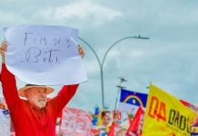 O presidente Lula discursa em Recife e levanta um cartaz escrito "fim das bets".