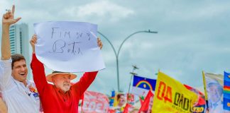 O presidente Lula discursa em Recife e levanta um cartaz escrito "fim das bets".