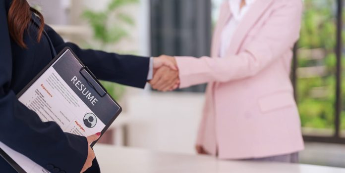 Uma chefe dá boas vindas a nova funcionária.