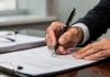 OKTO PAYMENTS nomeia Marcos Techera como diretor-geral para a América Latina Foto de uma pessoa assinando um contrato.
