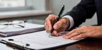 OKTO PAYMENTS nomeia Marcos Techera como diretor-geral para a América Latina Foto de uma pessoa assinando um contrato.