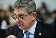 Foto do senador Rogério Carvalho, relator da PEC da Segurança Pública, no Senado Federal.