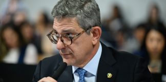Relator da PEC da Segurança Pública retira trecho que reduziria repasses das apostas ao esporte Foto do senador Rogério Carvalho, relator da PEC da Segurança Pública, no Senado Federal.