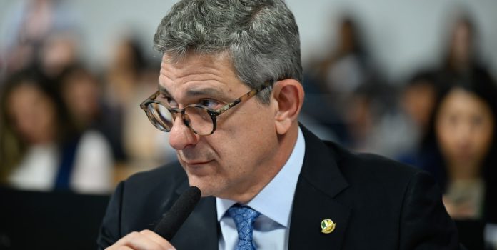 Relator-da-PEC-da-Seguranca-Publica-Retira-Trecho-Que-Reduzia-Repasse-de-Apostas-ao-Esporte Foto do senador Rogério Carvalho, relator da PEC da Segurança Pública, no Senado Federal.