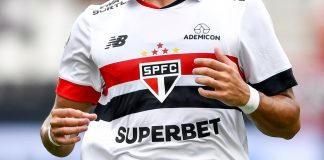 Clubes de São Paulo avaliam possíveis impactos da restrição de publicidade de apostas Jogador William Gomes, do São Paulo, em campo em 2024