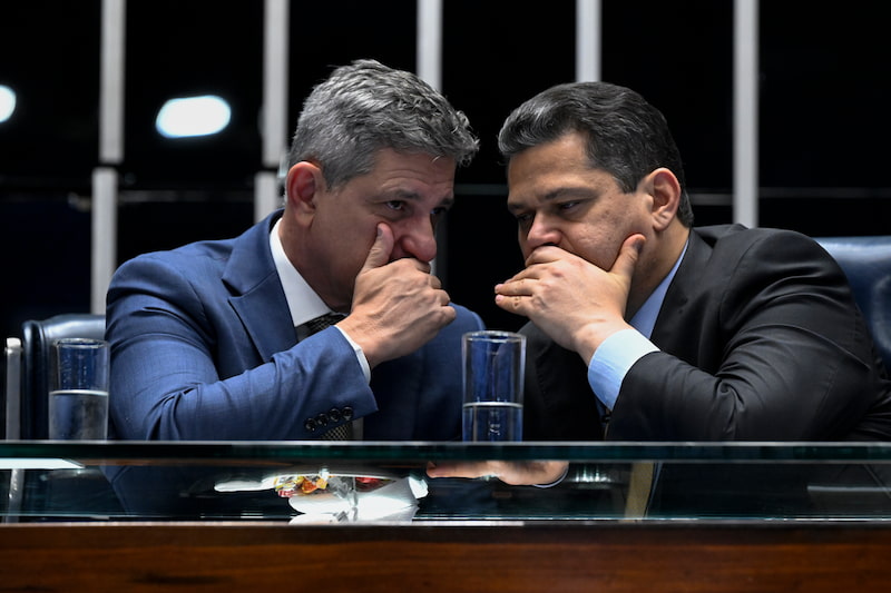 Senadores Rogério Carvalho e Davi Alcolumbre conversam no Senado.