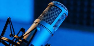 SBC Noticias lança podcast semanal em espanhol sobre apostas e jogos Microfone utilizado em podcast.