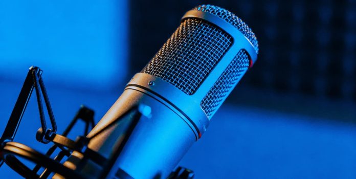 Microfone utilizado em podcast.