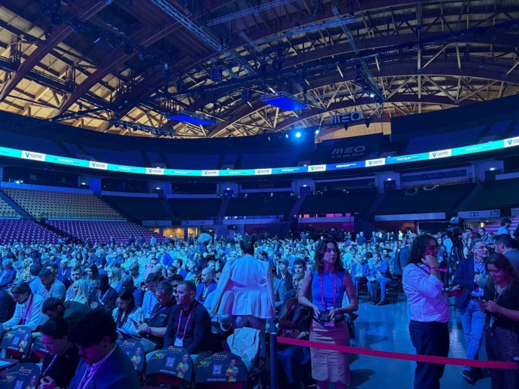 Pessoas se reunindo para assistir palestra de Michael Jordan no SBC Summit 2026.