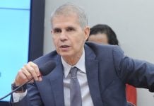 Sidônio Palmeira, da Secom, estaria por trás de ofensiva de Lula contra apostas Foto de Sidônio Palmeira, ministro da Secom, na Câmara dos Deputados.
