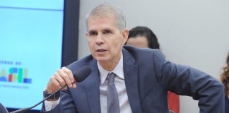 Sidônio Palmeira, da Secom, estaria por trás de ofensiva de Lula contra apostas Foto de Sidônio Palmeira, ministro da Secom, na Câmara dos Deputados.