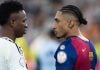 Vinícius Júnior, astro do Real Madrid, cumprimenta Raphinha, estrela do Barcelona.