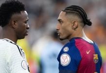 Vinícius Júnior, astro do Real Madrid, cumprimenta Raphinha, estrela do Barcelona.