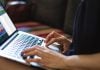 Um em cada cinco estudantes já fez apostas online no Brasil, aponta pesquisa Mulher fazendo apostas online por meio de seu notebook.