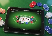 Estudo da ANJL prevê que mercado ilegal pode dobrar se cassinos online forem proibidos no Brasil Um tablet sobre a mesa exibindo um jogo de pôquer
