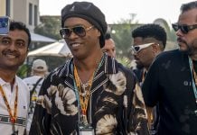 Ronaldinho Gaúcho em Abu Dhabi com fãs
