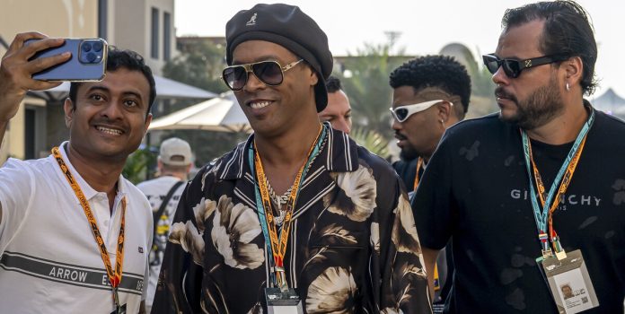 Ronaldinho Gaúcho em Abu Dhabi com fãs