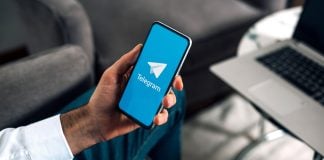 Ícone do Telegram exibido em um celular