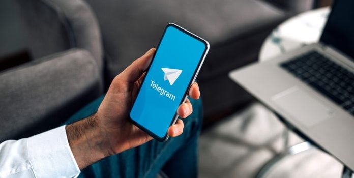 Ícone do Telegram exibido em um celular