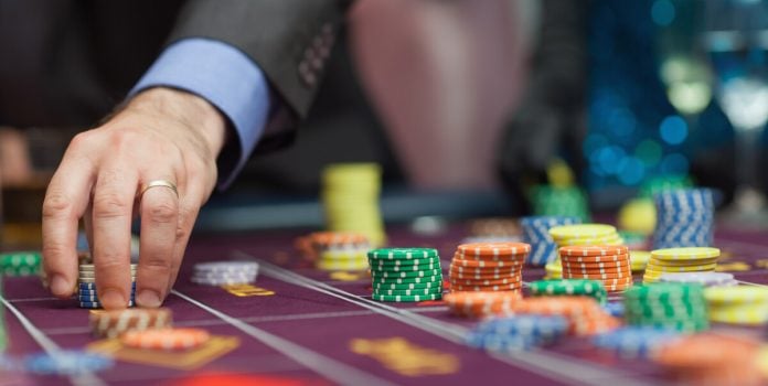 Uma mesa de jogo em um cassino físico.
