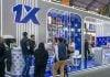 Estande da 1xBet em uma feira de iGaming no Peru.