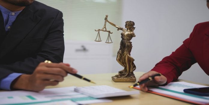 ANJL-Prepara-Acoes-Indenizatorias-Para-Empresas-Afetadas-Pela-Proibicao-das-Apostas-1 Advogados estudam estratégias jurídicas.