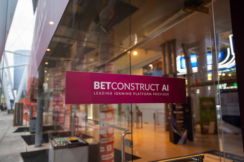 Placa da BetConstruct AI no SBC Summit 2026 em Lisboa.