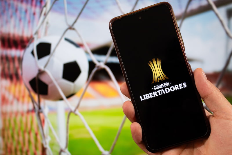 Celular mostra logotipo da CONMEBOL Libertadores.