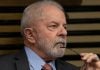 Campanha de Lula avalia que proibição das apostas o prejudicou no primeiro turno Lula é fotografado com o semblante pensativo, enquanto segura seu óculos.