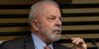 Campanha de Lula avalia que proibição das apostas o prejudicou no primeiro turno Lula é fotografado com o semblante pensativo, enquanto segura seu óculos.