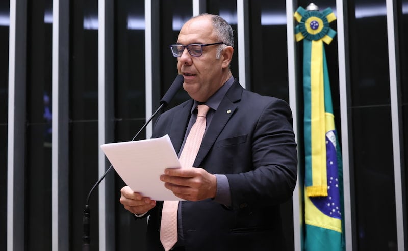 Deputado federal Marcos Braz discursa no Congresso Nacional.