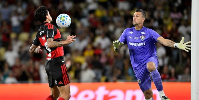 Flamengo e Fluminense se enfrentam em partida.