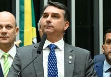 Flávio Bolsonaro discursa no Senado.