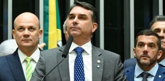 Flávio Bolsonaro discursa no Senado.