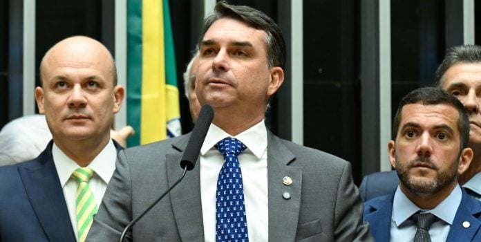 Flávio Bolsonaro discursa no Senado.