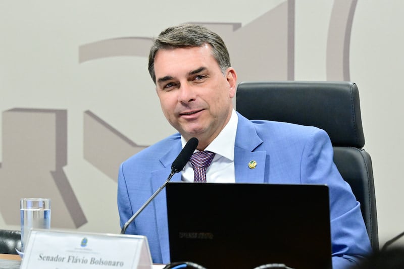 Flávio Bolsonaro é fotografado sorrindo no mercado.